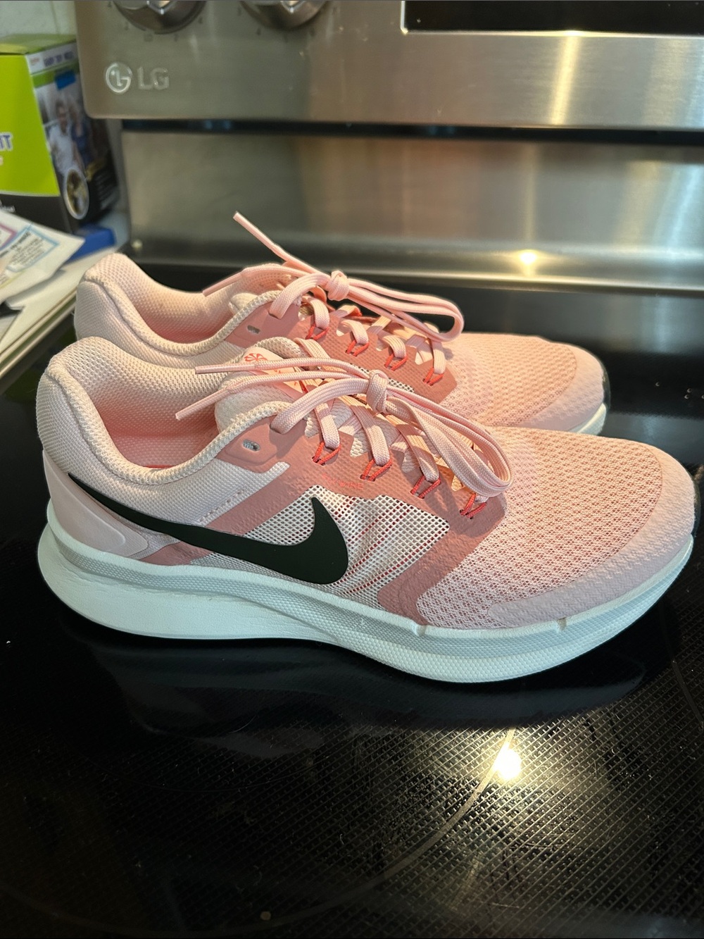 Nike Pink and Black Women's Athletic Running Shoes - Picture 10 of 11
